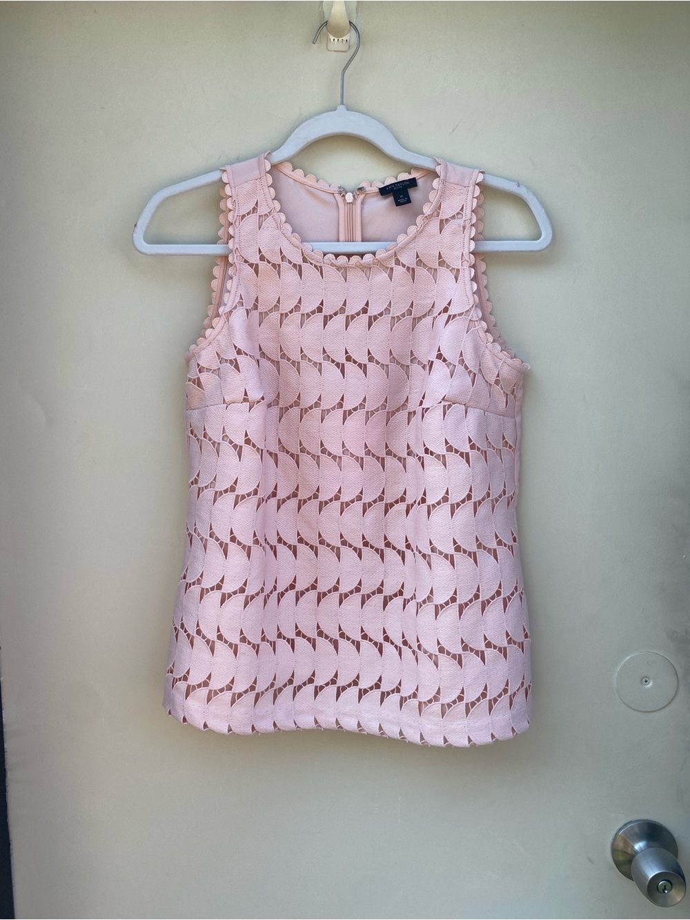 Ann Taylor sleeveless geometric eyelet shell top is a light pink blouse lined 2p